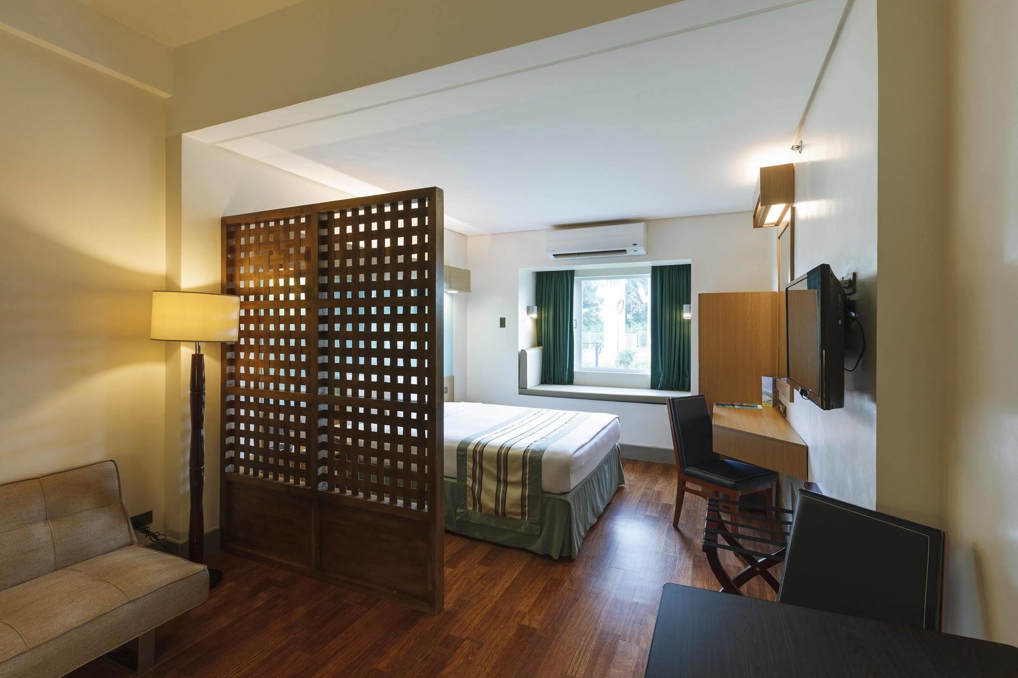 Microtel By Wyndham South Forbes Near Nuvali Santa Rosa  Ngoại thất bức ảnh