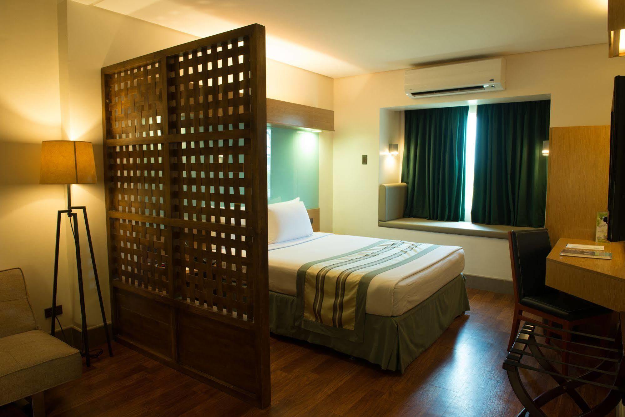 Microtel By Wyndham South Forbes Near Nuvali Santa Rosa  Ngoại thất bức ảnh